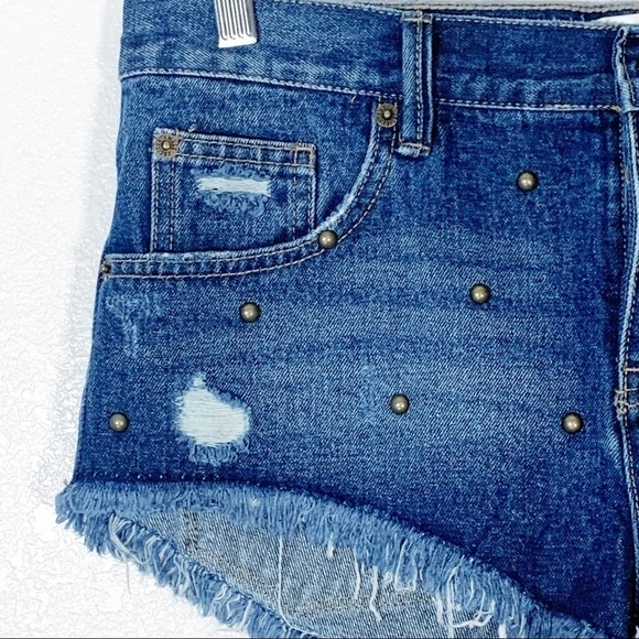Amuse Society "Scenic" Studded Denim Shorts 26 - Picture 4 of 6